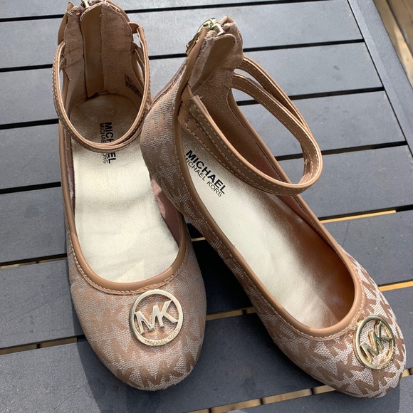 Authentic Michael Kors girls flats - Picture 1 of 3